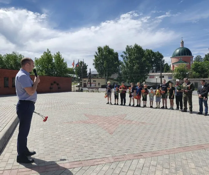 Поздравляет глава района